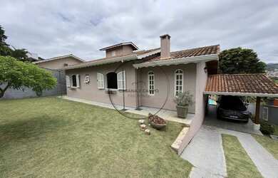 Imagem: A casa possui 4 Dormitórios, 5 Banheiros, 2 Vagas na garagem