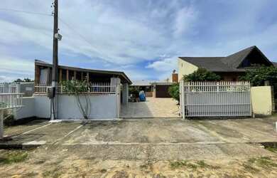 Imagem: A casa possui 3 Dormitórios, 2 Banheiros, 2 Vagas na garagem