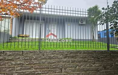 Imagem: A casa possui 3 Dormitórios, 3 Banheiros, 2 Vagas na garagem