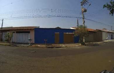 Imagem: A casa possui 3 Dormitórios, 2 Banheiros, 4 Vagas na garagem