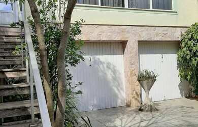 Imagem: A casa possui 3 Dormitórios, 3 Banheiros, 4 Vagas na garagem