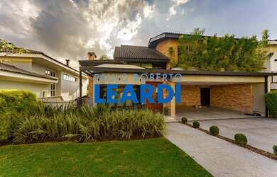 Imagem: A casa em condomínio possui 4 Dormitórios, 5 Banheiros, 4