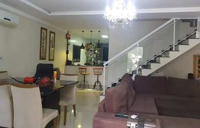 Imagem: A casa possui 4 Dormitórios, 5 Banheiros, 1 Vaga na garagem