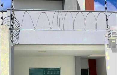 Imagem: A casa possui 3 Dormitórios, 3 Banheiros, 2 Vagas na garagem