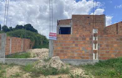 Imagem: A casa possui 3 Dormitórios, 2 Banheiros e está localizado