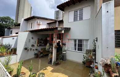 Imagem: A casa possui 3 Dormitórios, 3 Banheiros, 3 Vagas na garagem