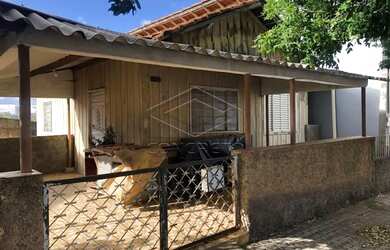 Imagem: A casa possui 1 Dormitório, 1 Banheiro, 1 Vaga na garagem e