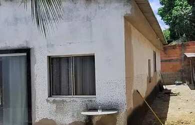 Imagem: A casa possui 3 Dormitórios, 2 Banheiros, 400m² de Área e