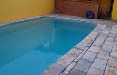 Imagem: A casa possui 2 Dormitórios, 1 Banheiro, 2 Vagas na garagem