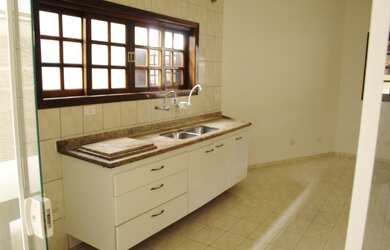 Imagem: A casa em condomínio possui 3 Dormitórios, 2 Banheiros, 2