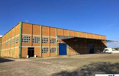 Imagem: O depósito possui 3 Vagas na garagem e 4100m² de Área e está