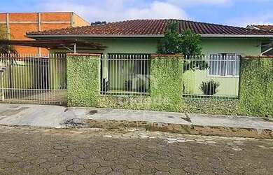 Imagem: A casa possui 3 Dormitórios, 2 Banheiros, 1 Vaga na garagem