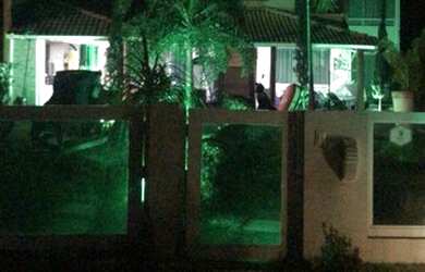 Imagem: A casa possui 4 Dormitórios, 5 Banheiros, 2 Vagas na garagem