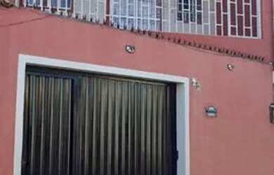 Imagem: A casa possui 3 Dormitórios, 2 Banheiros, 1 Vaga na garagem