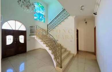 Imagem: A casa possui 4 Dormitórios, 5 Banheiros, 4 Vagas na garagem