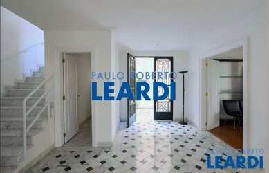 Imagem: A casa possui 4 Dormitórios, 5 Banheiros, 4 Vagas na garagem