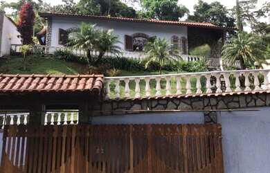 Imagem: A casa possui 3 Dormitórios, 3 Banheiros, 3 Vagas na garagem