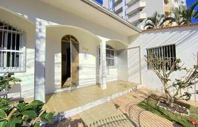 Imagem: A casa possui 3 Dormitórios, 3 Banheiros, 4 Vagas na garagem