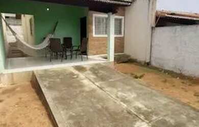 Imagem: A casa possui 2 Dormitórios, 1 Banheiro, 2 Vagas na garagem