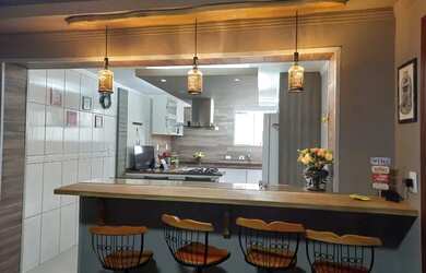 Imagem: A casa possui 3 Dormitórios, 3 Banheiros, 2 Vagas na garagem