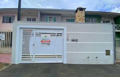 Imagem: A casa possui 3 Dormitórios, 2 Banheiros, 2 Vagas na garagem