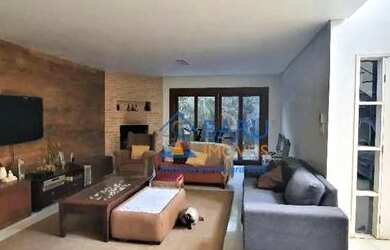 Imagem: A casa possui 4 Dormitórios, 4 Banheiros, 2 Vagas na garagem