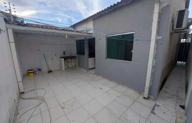 Imagem: A casa possui 2 Dormitórios, 1 Banheiro, 2 Vagas na garagem