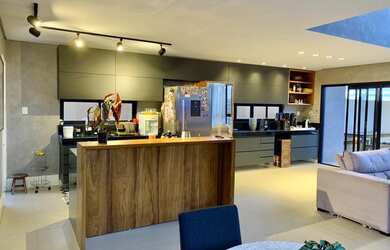 Imagem: A casa em condomínio possui 4 Dormitórios, 3 Banheiros, 4