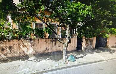 Imagem: A casa possui 4 Dormitórios, 5 Banheiros, 3 Vagas na garagem