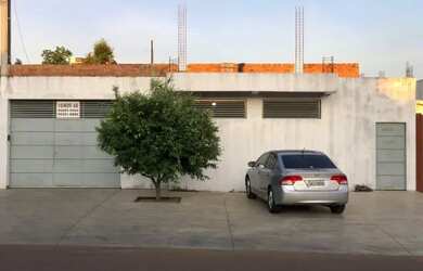 Imagem: A casa possui 3 Dormitórios, 3 Banheiros e 4 Vagas na garagem