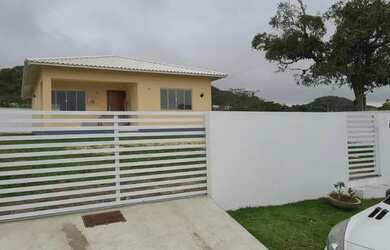 Imagem: A casa possui 3 Dormitórios, 2 Banheiros, 3 Vagas na garagem