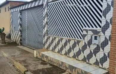 Imagem: A casa possui 3 Dormitórios, 2 Banheiros, 1 Vaga na garagem