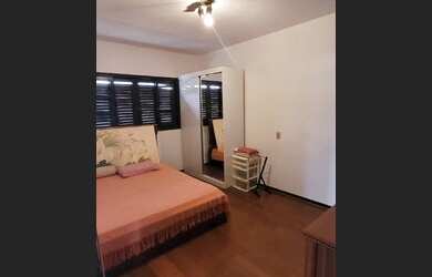 Imagem: A casa possui 4 Dormitórios, 4 Banheiros, 2 Vagas na garagem