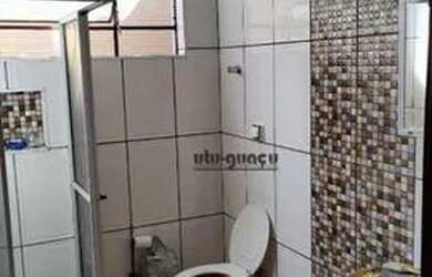 Imagem: A casa possui 2 Dormitórios, 1 Banheiro, 2 Vagas na garagem