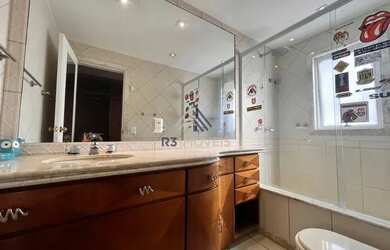 Imagem: A casa em condomínio possui 5 Dormitórios, 5 Banheiros, 3