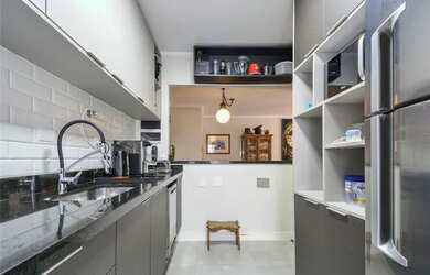 Imagem: O apartamento possui 2 Dormitórios, 1 Banheiro, 1 Vaga na garagem