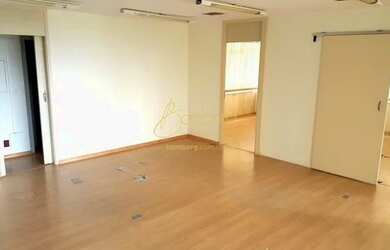 Imagem: O depósito possui 2 Vagas na garagem, 130m² de Área e está