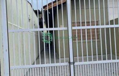 Imagem: A casa possui 2 Dormitórios, 2 Banheiros, 2 Vagas na garagem