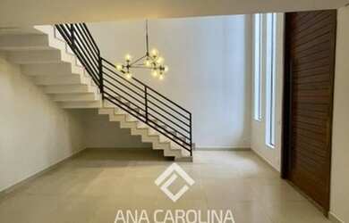 Imagem: A casa possui 4 Dormitórios, 2 Banheiros, 4 Vagas na garagem