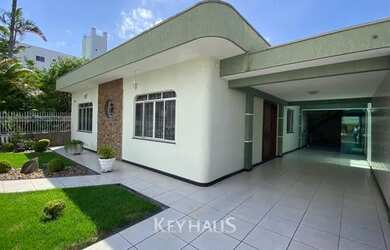 Imagem: A casa possui 3 Dormitórios, 2 Banheiros, 3 Vagas na garagem