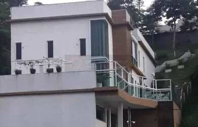 Imagem: A casa possui 4 Dormitórios, 3 Banheiros, 3 Vagas na garagem