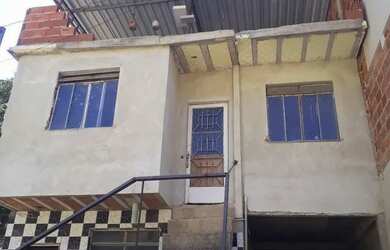 Imagem: A casa possui 4 Dormitórios, 2 Banheiros, 3 Vagas na garagem