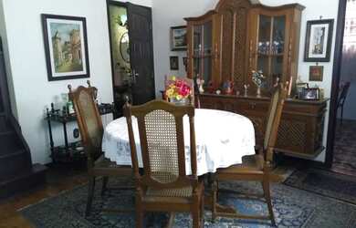 Imagem: A casa possui 3 Dormitórios, 2 Banheiros, 4 Vagas na garagem