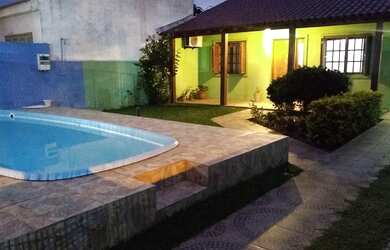 Imagem: A casa possui 3 Dormitórios, 3 Banheiros, 1 Vaga na garagem