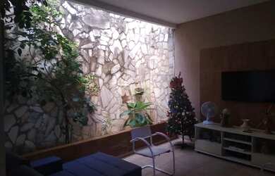 Imagem: A casa possui 4 Dormitórios, 3 Banheiros, 1 Vaga na garagem