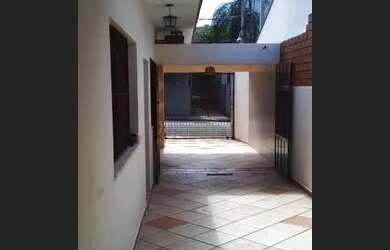 Imagem: A casa possui 5 Dormitórios, 3 Banheiros, 4 Vagas na garagem