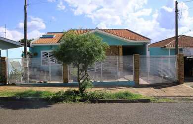 Imagem: A casa possui 5 Dormitórios, 1 Banheiro, 1 Vaga na garagem