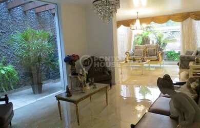 Imagem: A casa possui 3 Dormitórios, 3 Banheiros, 4 Vagas na garagem