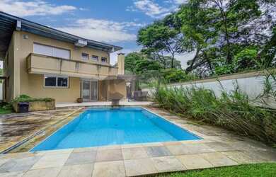 Imagem: A casa possui 5 Dormitórios, 5 Banheiros, 5 Vagas na garagem