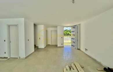 Imagem 2: Oportunidade Única em Manguinhos Duplex com 4 Quartos e Acabamento Premium